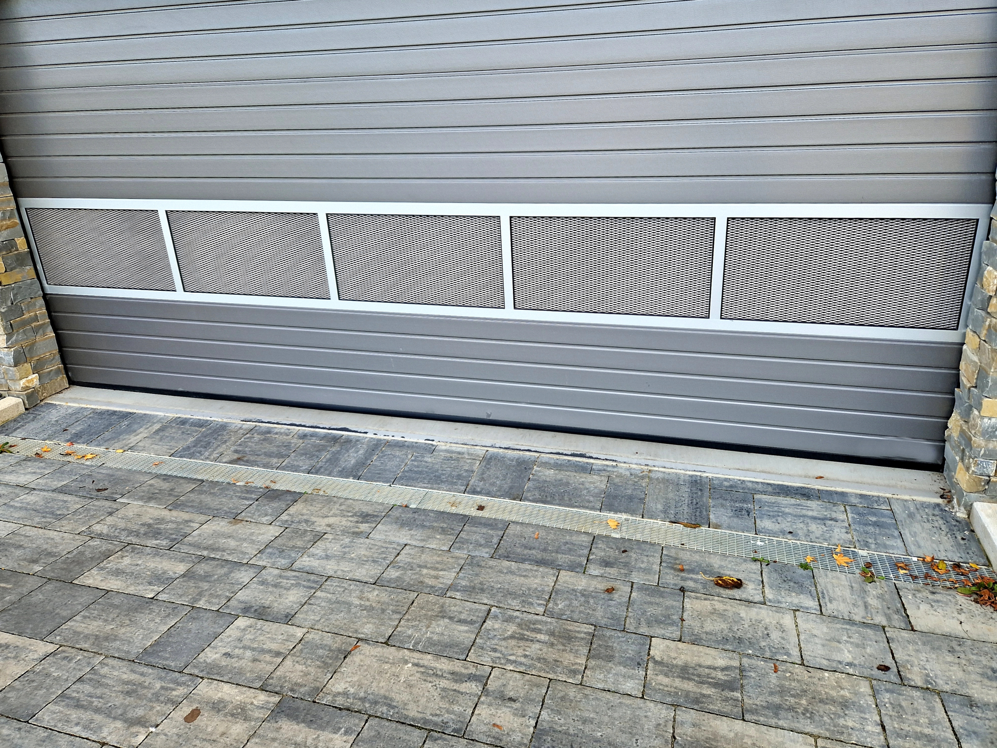 Dvižna garažna vrata - odločitev, ki je bistveno izboljšala uporabnost prostora.